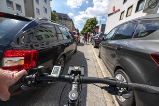 Bicycle road, cyclists have priority over car traffic, new cycle routes through Essen, here in the