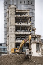 Demolition of the former RWE building complex, in the city centre, on the A40 motorway in Essen,