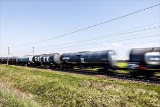 Goods train with tank wagons, Ludwigsfelde, 21 04 2023