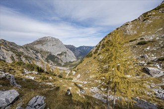 Hiking trail to the Lamsenspitze, view into the Falzthurntal, behind the summit of the Sonnjoch,