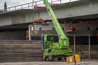 Work on the A40 motorway bridge, Schlachthofbrücke, the bridge piers for the new bridge are already