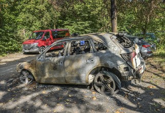 Audi Q5, burnt-out car in car park next to Tegel Prison, suspected arson, Seidelstraße,