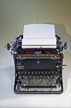 Old mechanical typewriter, Continental brand, hiker-Werke in Siegmar-Schönau, 1930s, blank sheet of