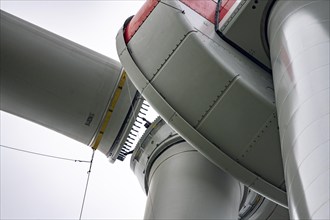 Erection of a wind turbine, wind energy plant, assembly of the third blade, with a crawler lattice