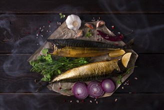 Geräucherte Makrele, Draufsicht, mit Gewürzen, auf einem Holztisch, keine Personen, selektiver