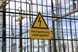 Symbolic image: Sign on the fence of a substation warning of danger to life