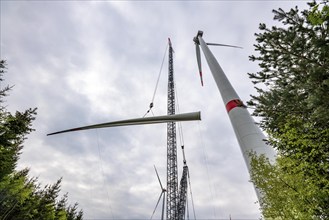 Erection of a wind turbine, wind energy plant, assembly of the third blade, with a crawler lattice