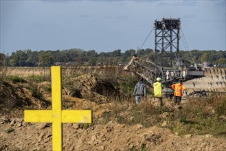 Edge of the Garzweiler II open-cast lignite mine, the last buildings of the abandoned village are