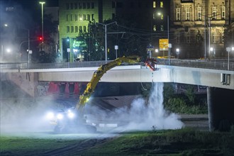 In the early hours of the morning, a section of the Carola Bridge collapsed for unknown reasons.