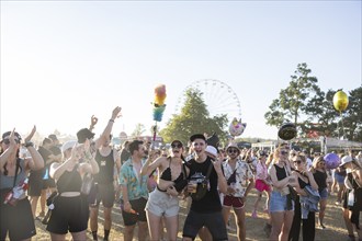 Festival visitors in front of the Ferris wheel at the Highfield Festival on Friday, Störmthaler