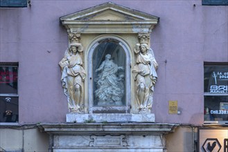 Aedicule with sculpture of the Madonna Assunta, 17th century, historic centre, Genoa, Italy, Europe