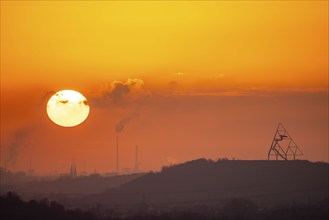 Slag heap landscape, Beckstrasse slag heap with the Bottrop tetrahedron, Duisburg skyline in the