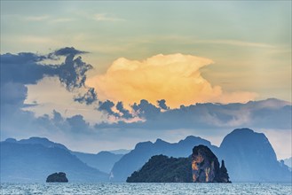 Phang Nga bay near Koh YaoNoi, seascape, seascape, evening mood, evening sun, atmosphere,