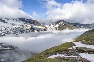 Mountain panorama with high fog in the valley, summit Hochfeiler, Hoher Weißzint and Hochsteller