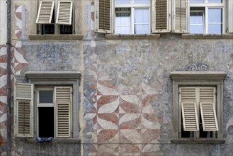 Old historic house façade, Piazza del Municipio, Town Hall Square, Rathausplatz, Bolzano,