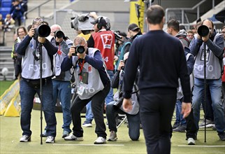 Press photographers, sports photographers photograph coach Xabi Alonso Bayer 04 Leverkusen, PreZero