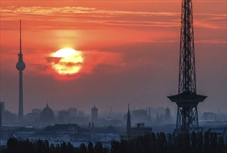 Sunrise in Berlin, Radio Tower, Television Tower, 06.09.2024, Berlin, Berlin, Germany, Europe