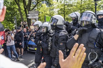 Riots in the run-up to the AFD party conference in Essen, demonstrators try to prevent AFD