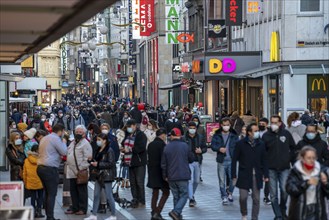 Shopping street Westenhellweg, shopping street, pedestrian zone, crowded, many people shopping,