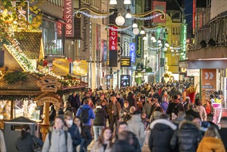 Pre-Christmas time in Dortmund, pedestrian zone, shopping street Westenhellweg, many people go