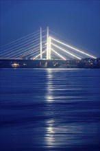 Rhine bridge Neuenkamp, motorway A40, behind the first part of the new bridge construction, in