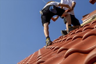 Roofing work, re-roofing of a tiled roof