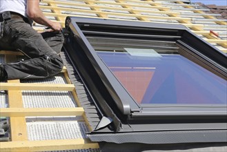 Installation and assembly of new roof windows as part of a roof covering