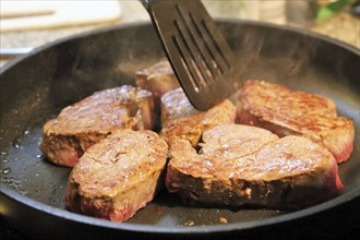 Fry the fillet of beef in a pan