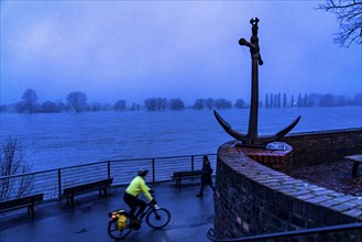 High water on the Rhine at Düsseldorf-Kaiserswerth, foggy weather, riverside paths and Rhine