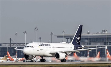 Take-off of a Lufthansa Airbus A319 at BER Berlin Brandenburg Airport, Schönefeld, 13 November 2020