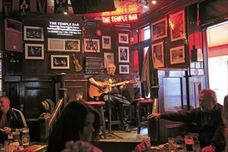 Live music performance inside the Temple Bar pub, Dublin city centre, Ireland, Republic of Ireland,