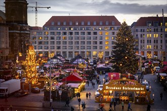 A few days in front of the opening of the Dresden Striezelmarkt, a lighting test was carried out