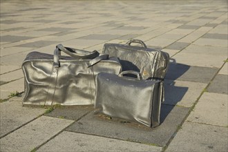 Sculpture Heavy luggage by Andreas von Weizsäcker 2001, modern art, hand luggage, luggage,