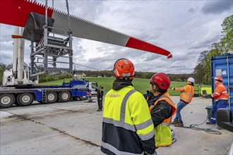 Preparation for the transport of a 68 metre long blade, a wind turbine, with a self-propelled