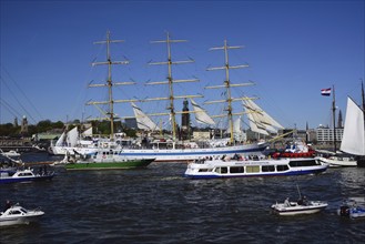 Europe, Germany, Hamburg, Elbe, View across the Elbe to the St. Pauli Landungsbrücken, Sailing