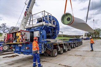 Preparation for the transport of a 68 metre long blade, a wind turbine, with a self-propelled