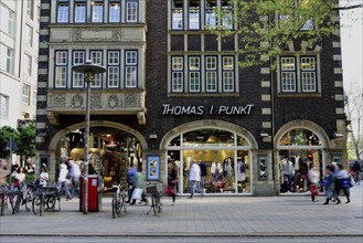 Germany, Hamburg, City, Mönckebergstraße, Boutique Thomas I Punkt, Passers-by on the move, Europe