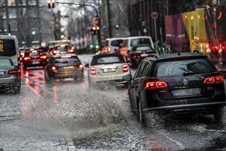 Winter, rainy weather, freezing rain, large puddle, puddle of water, in the city centre, Große