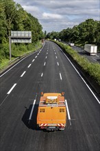 Marking work after the renewal of the road surface on the A40 motorway between the Kaiserberg