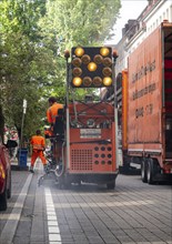 Application of road markings for a cycle lane, Rüttenscheider Straße in Essen, in the shopping and