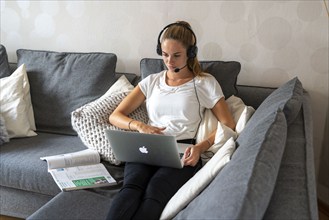 Young student learns at home, online, in conversation with other students