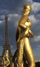 Die vergoldeten Statuen vom Trocadéro, hinten der 330m hohe Eifflturm, gebaut zum 100. Jahrestag