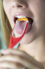 Bad breath, prevention by cleaning the tongue with a tongue brush