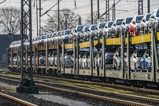 VW plant, Emden, new cars, car transporter, car train, goods train, with VW vehicles, Lower Saxony,