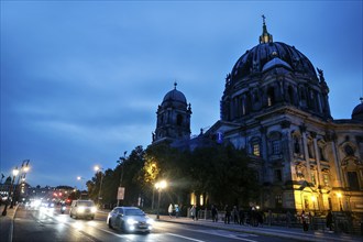 Cars drive past Berlin Cathedral at the blue hour, 07.10.2024, Berlin, Berlin, Germany, Europe