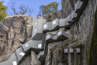 Safety system consisting of rock nails, rock anchors and free-play anchors on the rock of the