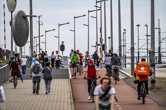 Cycle path, cycle highway, at the Piet Heinkade, at the river Ij, near the Muziekgebouw aan 't IJ,