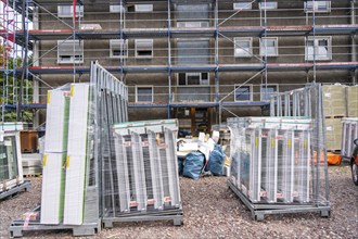 Energy-efficient refurbishment of an apartment block, thermal insulation, new windows and new roof