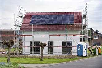 New construction of a detached house with solar modules on the roof, North Rhine-Westphalia,