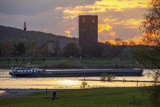 Cargo ship on the Rhine near Duisburg-Beeckerwerth, Rheinpreussen spoil tip in Mörs, spoil tip sign